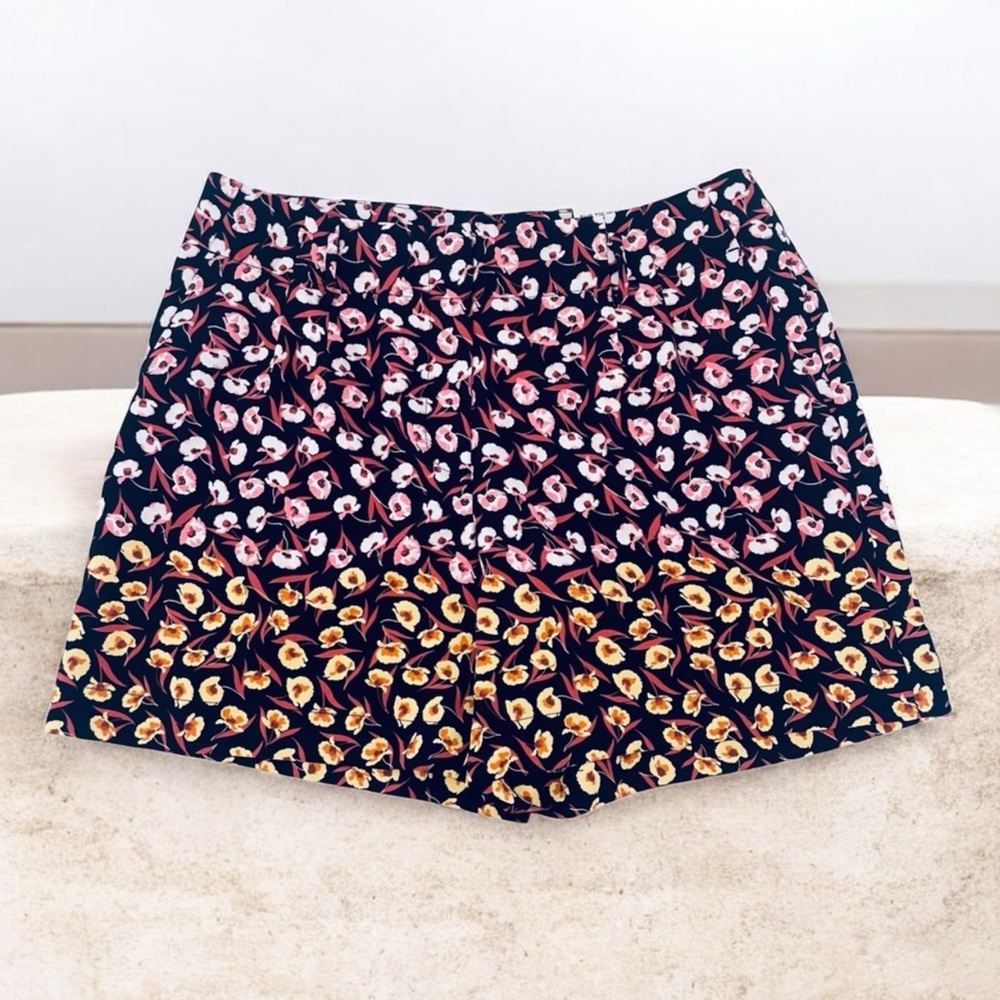 Ann Taylor factory Thai waves flower pattern shorts, high-rise size medium NWT